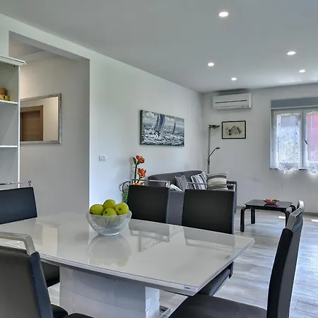 House Mirna With Heated Swimming Pool And Jacuzzi *