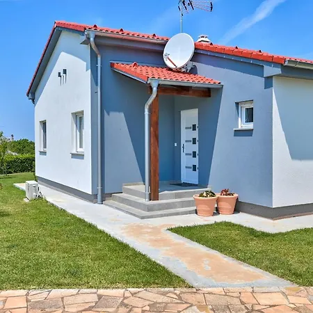 Сasa de vacaciones House Mirna With Heated Swimming Pool And Jacuzzi