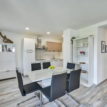 Сasa de vacaciones House Mirna With Heated Swimming Pool And Jacuzzi