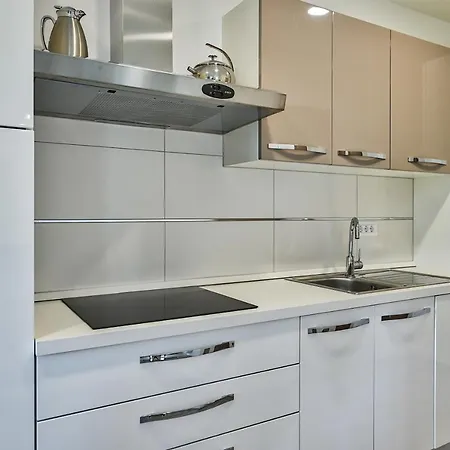 House Mirna With Heated Swimming Pool And Jacuzzi Сasa de vacaciones