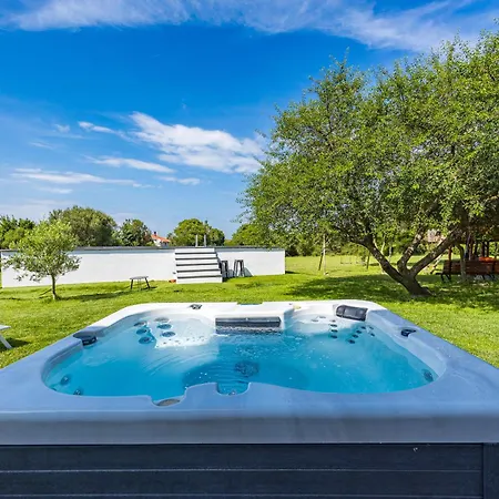 House Mirna With Heated Swimming Pool And Jacuzzi