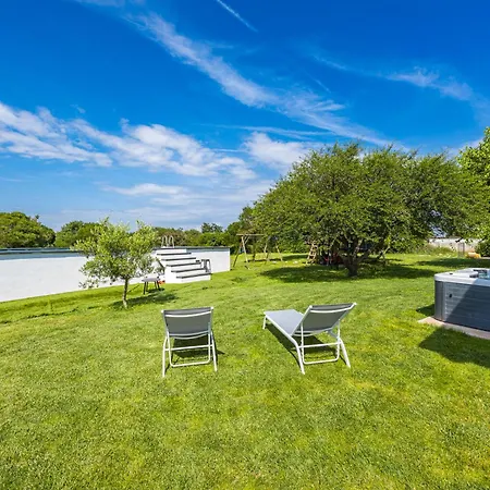 Сasa de vacaciones House Mirna With Heated Swimming Pool And Jacuzzi