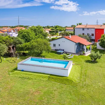 House Mirna With Heated Swimming Pool And Jacuzzi Ferienhaus