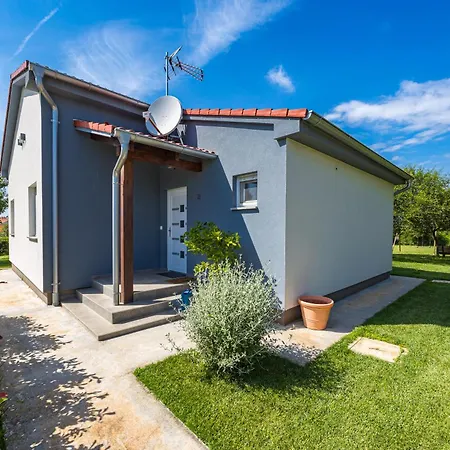 Сasa de vacaciones House Mirna With Heated Swimming Pool And Jacuzzi Pula