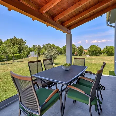 House Mirna With Heated Swimming Pool And Jacuzzi Dom wakacyjny *