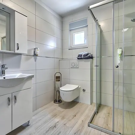 House Mirna With Heated Swimming Pool And Jacuzzi Pula