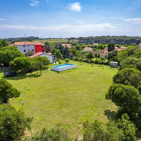 Dom wakacyjny House Mirna With Heated Swimming Pool And Jacuzzi