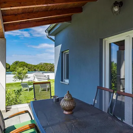 House Mirna With Heated Swimming Pool And Jacuzzi Dom wakacyjny *