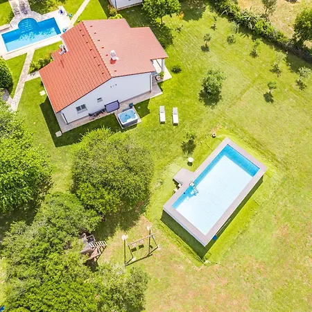 House Mirna With Heated Swimming Pool And Jacuzzi Dom wakacyjny