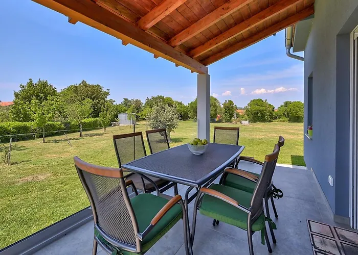 House Mirna With Heated Swimming Pool And Jacuzzi 度假居 *