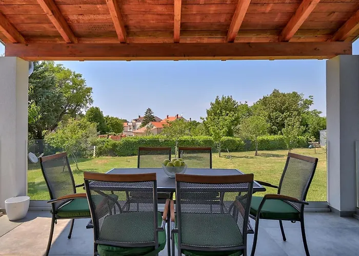 度假居 House Mirna With Heated Swimming Pool And Jacuzzi