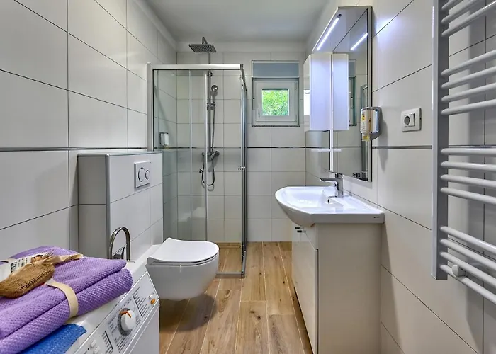 House Mirna With Heated Swimming Pool And Jacuzzi 度假居 *