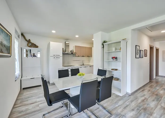 度假居 House Mirna With Heated Swimming Pool And Jacuzzi