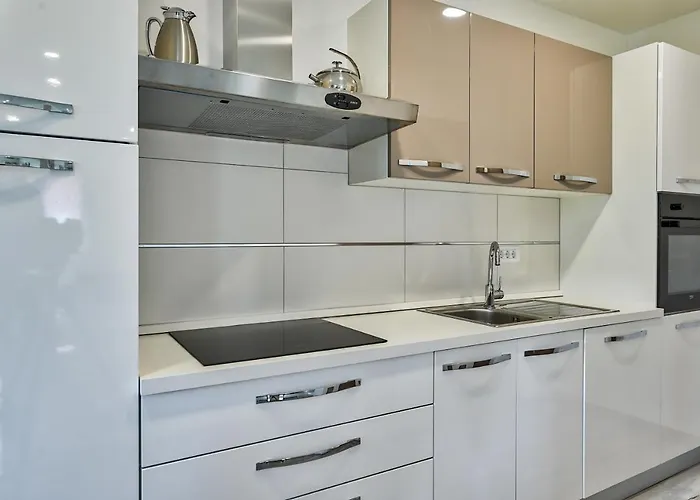 House Mirna With Heated Swimming Pool And Jacuzzi 度假居