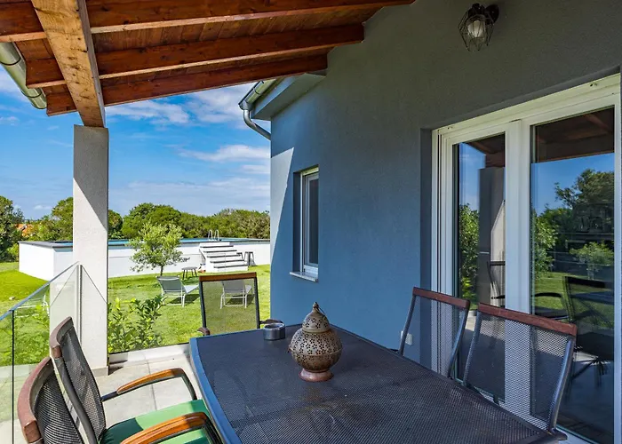 House Mirna With Heated Swimming Pool And Jacuzzi 度假居 *