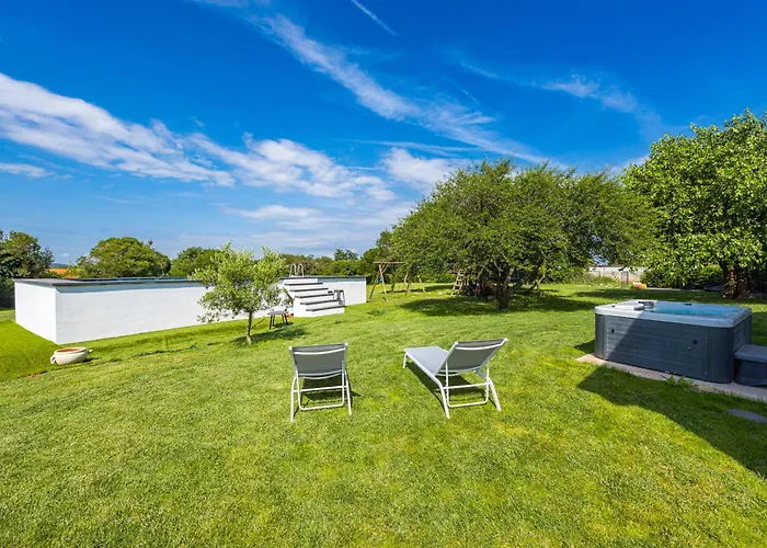 度假居 House Mirna With Heated Swimming Pool And Jacuzzi