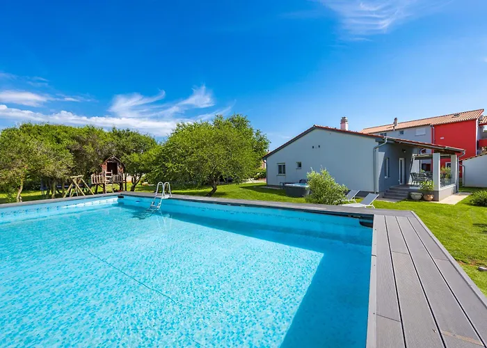 House Mirna With Heated Swimming Pool And Jacuzzi 度假居 *