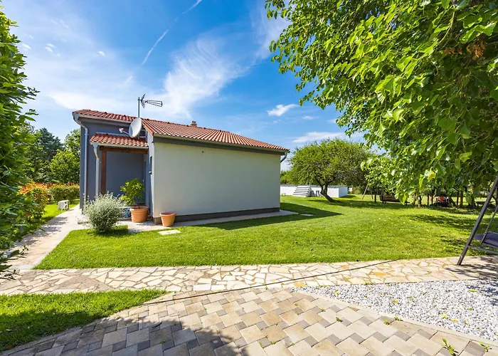 House Mirna With Heated Swimming Pool And Jacuzzi *