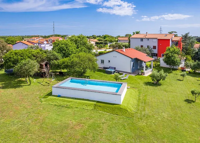 House Mirna With Heated Swimming Pool And Jacuzzi 度假居
