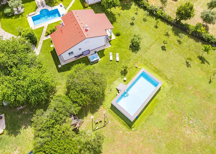 House Mirna With Heated Swimming Pool And Jacuzzi 度假居