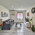 House Mirna With Heated Swimming Pool And Jacuzzi * פולה