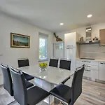 בית נופש House Mirna With Heated Swimming Pool And Jacuzzi *