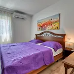 House Mirna With Heated Swimming Pool And Jacuzzi פולה