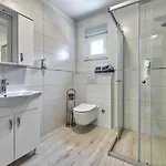 House Mirna With Heated Swimming Pool And Jacuzzi פולה