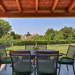 בית נופש House Mirna With Heated Swimming Pool And Jacuzzi