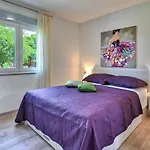 בית נופש House Mirna With Heated Swimming Pool And Jacuzzi *