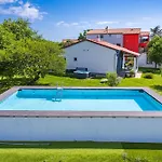 House Mirna With Heated Swimming Pool And Jacuzzi * פולה