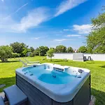 בית נופש House Mirna With Heated Swimming Pool And Jacuzzi