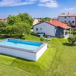 בית נופש House Mirna With Heated Swimming Pool And Jacuzzi *