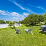 בית נופש House Mirna With Heated Swimming Pool And Jacuzzi