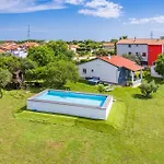 House Mirna With Heated Swimming Pool And Jacuzzi בית נופש