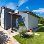 בית נופש House Mirna With Heated Swimming Pool And Jacuzzi פולה