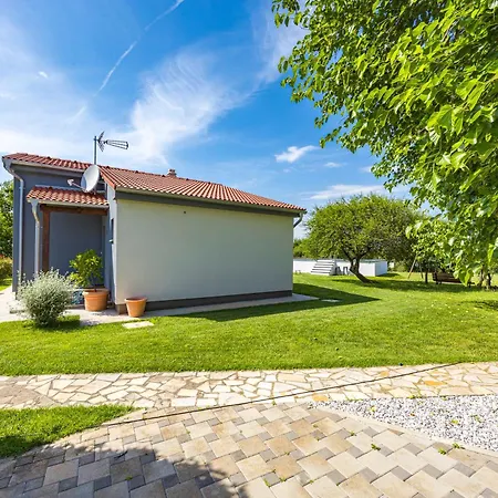 House Mirna With Heated Swimming Pool And Jacuzzi *